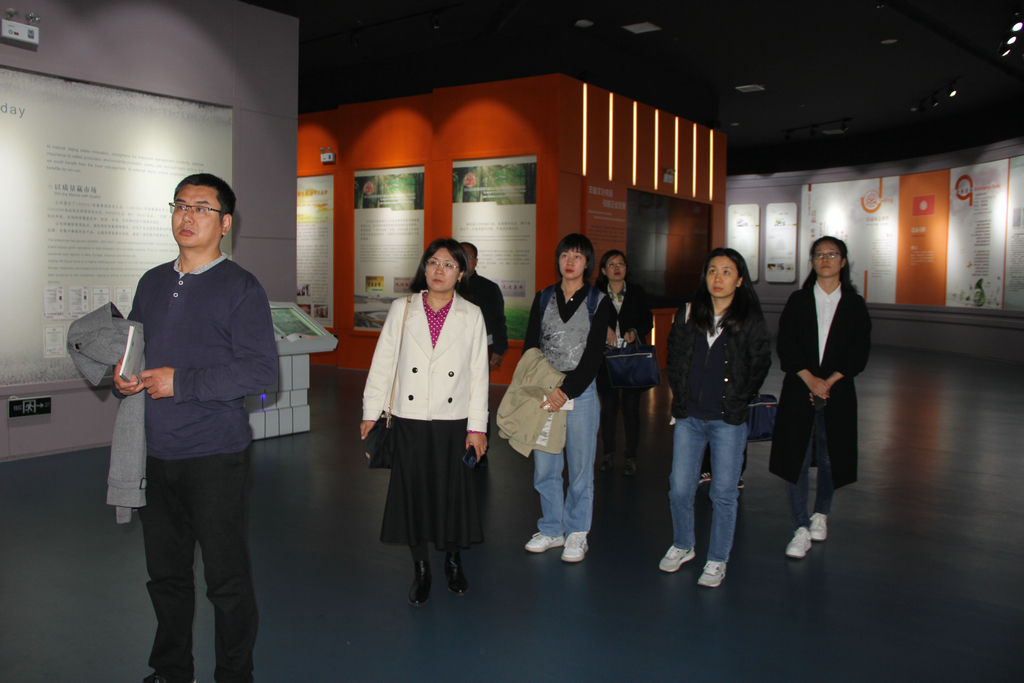 省標(biāo)準(zhǔn)化研究院及市區(qū)有關(guān)領(lǐng)導(dǎo)來(lái)潔晶進(jìn)行專標(biāo)融合調(diào)研